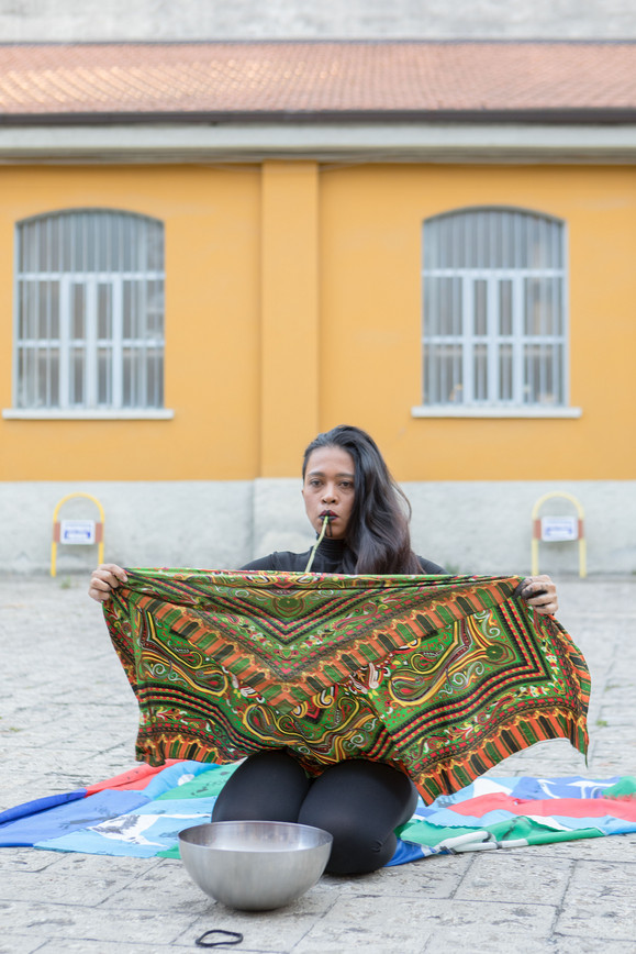 Intan Rafiza (Malesia), Immagine della performance Bendera (Bandiera) (Face to face - SEMUKA). Courtesy di Spazio Gluck 50, Milano