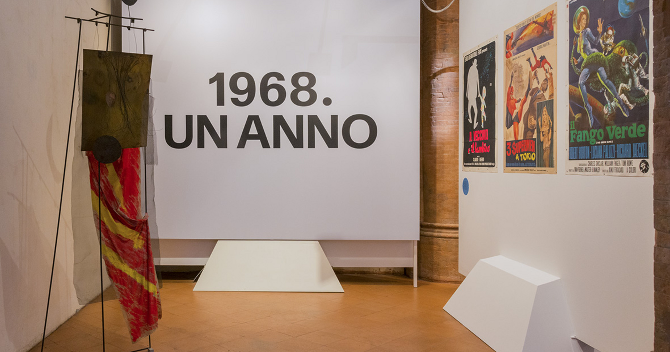 Fotografia realizzata da Pio Tarantini nell'Abbazia di valserena (Parma) durante la mostra 1968. Un Anno